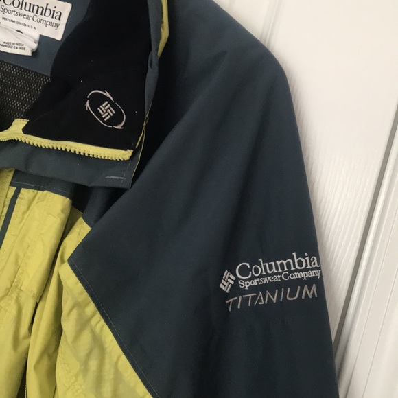 Women’s Columbia Waterproof Jacket - Picture 3 of 8